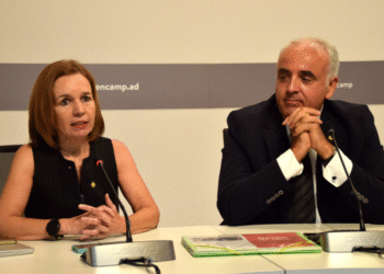 Els consellers a l'oposició d'Encamp, Marta Pujol i José Luís Agudo, en roda de premsa després de celebrar-se la sessió de consell de comú d'Encamp.
