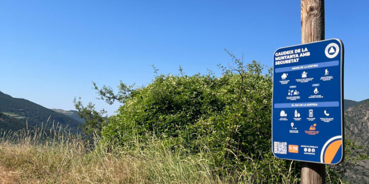 Protecció Civil instal·la panells amb recomanacions per sortir a la muntanya