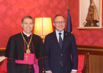 Serrano rep la primera visita oficial del cap de Govern i els síndics