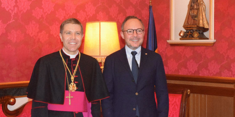 Serrano rep la primera visita oficial del cap de Govern i els síndics