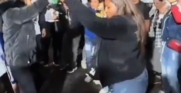 El vídeo on la vídua i altres dones ‘perrean’ al taüt del marit per acomiadar-lo