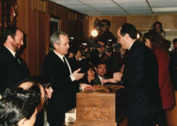 El síndic Jordi Farràs Forné el dia de la votació del referèndum de la Constitució amb el cònsol d’Andorra la Vella, Lluís Viu Torres, presidint la mesa electoral.