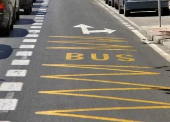 Imatge d'un carril bus. Foto: Google.