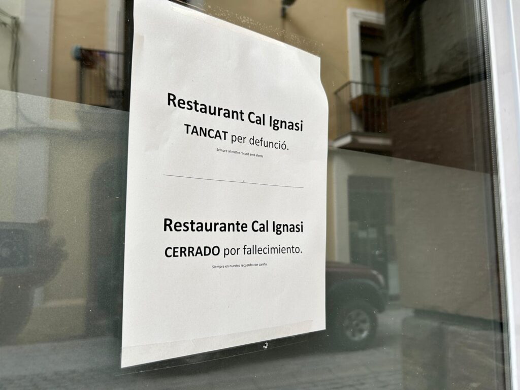 Rètol de la defunció a la porta de l'establiment. Foto: Ràdio Seu.