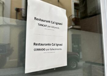 Rètol de la defunció a la porta de l'establiment. Foto: Ràdio Seu.