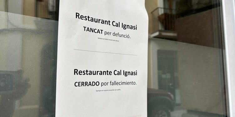 Rètol de la defunció a la porta de l'establiment. Foto: Ràdio Seu.