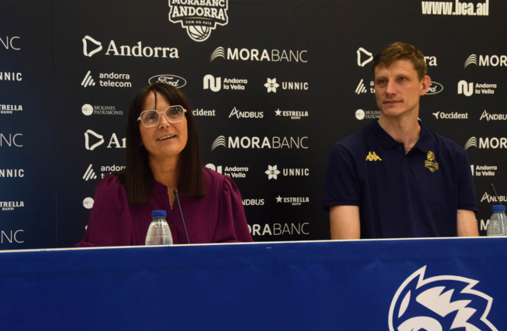 La ministra de Cultura, Joventut i Esports, Mònica Bonell, durant la presentació del nou jugador del MoraBanc Andorra, Artem Pustovyi.
