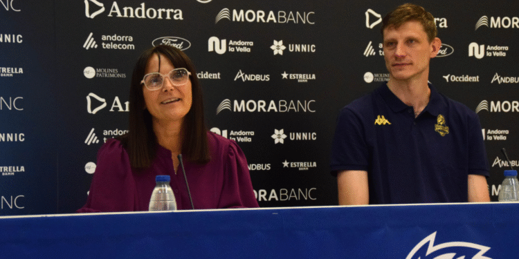 La ministra de Cultura, Joventut i Esports, Mònica Bonell, durant la presentació del nou jugador del MoraBanc Andorra, Artem Pustovyi.