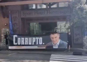 La pancarta davant l'hotel. Foto: Xarxes.