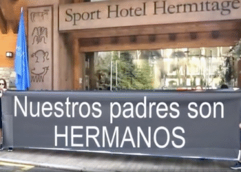 El vídeo “Nuestros padres son hermanos” que ataca a Hazte Oir per la pancarta contra Sánchez a Andorra