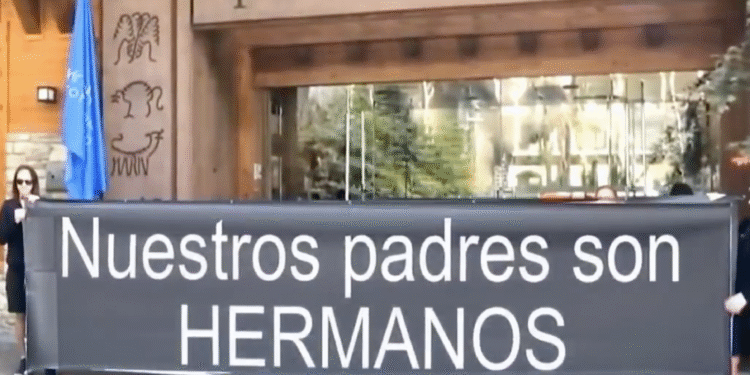 El vídeo “Nuestros padres son hermanos” que ataca a Hazte Oir per la pancarta contra Sánchez a Andorra