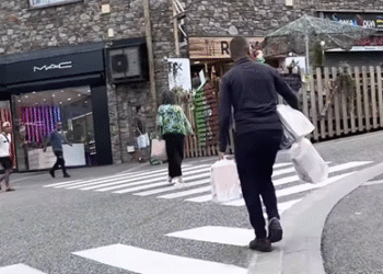 Contrabandista carregant tabac al Pas de la Casa.