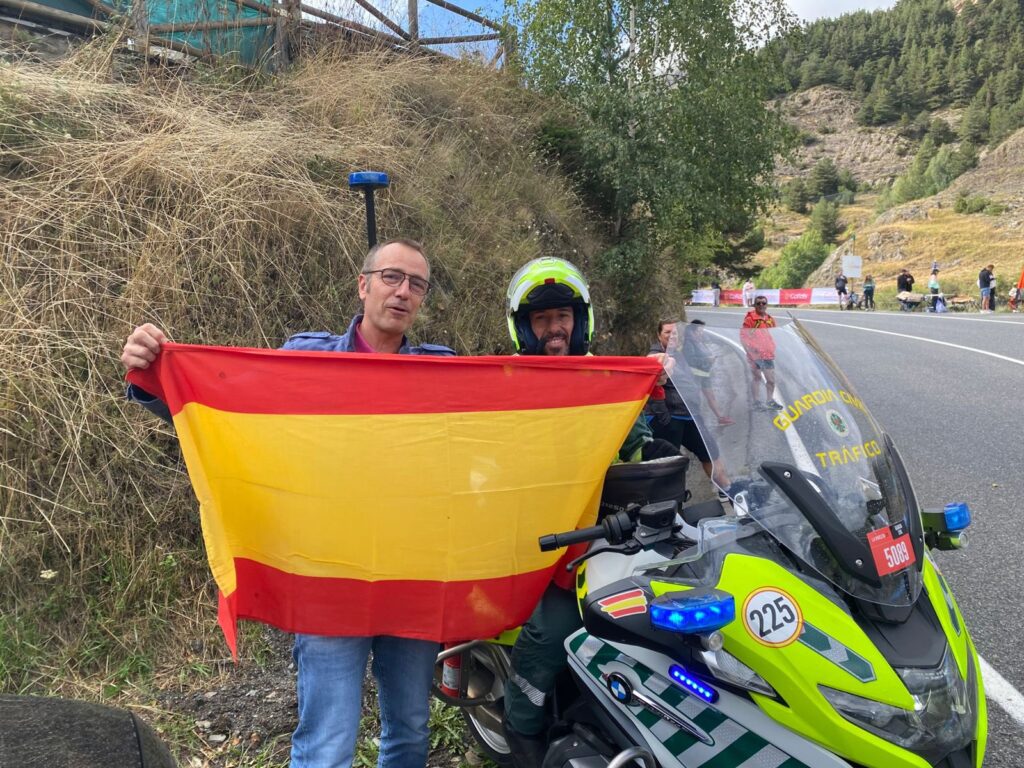 Vizamnso amb un Guàrdia Civil durant el pas de la Vuelta, Foto: X.