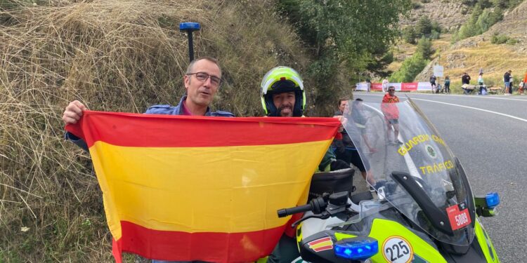 Vizamnso amb un Guàrdia Civil durant el pas de la Vuelta, Foto: X.