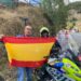 Vizamnso amb un Guàrdia Civil durant el pas de la Vuelta, Foto: X.