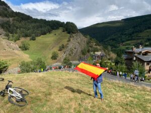 Vizmanos amb la bandera espanyola. Foto: X.