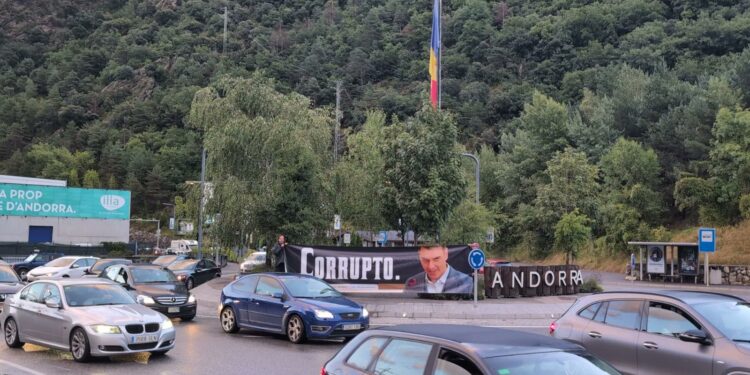 Els membres d'Hazte Oir amb la pancarta a la rotonda de la frontera. Foto: Hazte Oir.