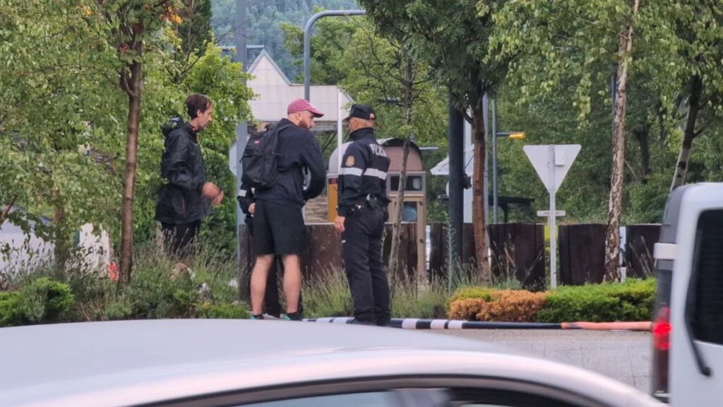 Moment de la identificació dels ultres per par de la policia andorrana. Foto: Hazte Oir.