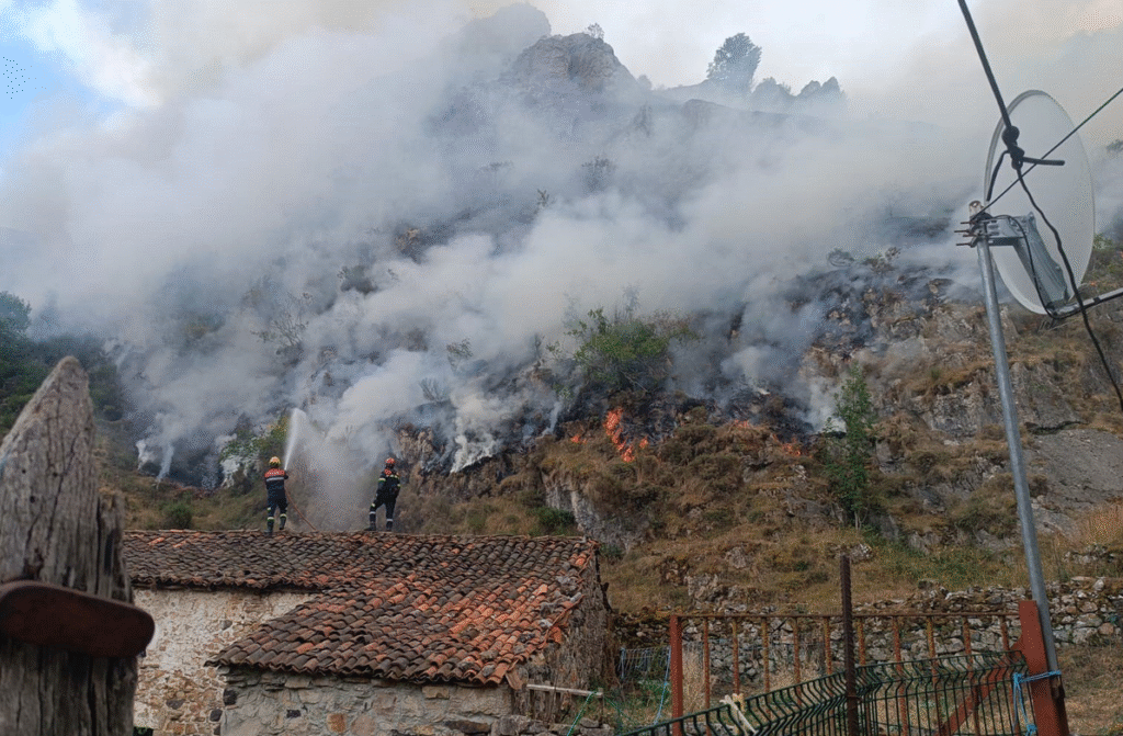 Bombers d'Andorra als incendis d'Astúries.