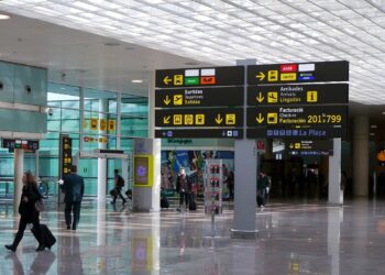 Abandonen el fill de 10 anys a l’aeroport de Barcelona perquè tenia el passaport caducat