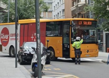 (Fotonotícia) Un bus queda esperant al mig de la via perquè un cotxe ha aparcat a la parada