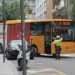(Fotonotícia) Un bus queda esperant al mig de la via perquè un cotxe ha aparcat a la parada