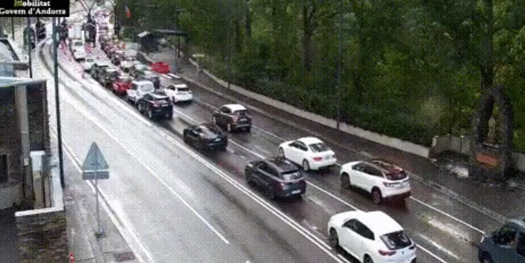 Fortes cues per sortir cap a Espanya