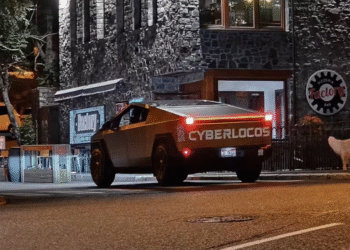 (Fotonotícia) La imatge d’un Tesla Cybertruck circulant per Andorra