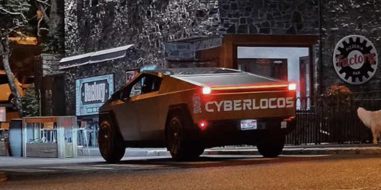 (Fotonotícia) La imatge d’un Tesla Cybertruck circulant per Andorra