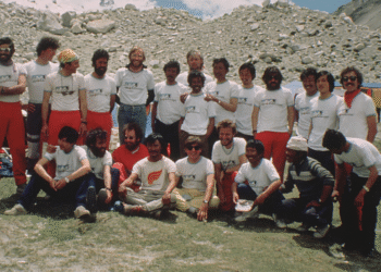 El grup de la primera ascensió catalana a l'Everest amb el resident Conrad Blanch.