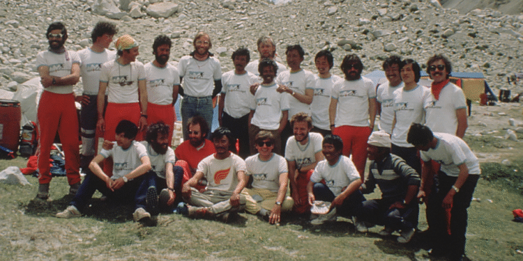 El grup de la primera ascensió catalana a l'Everest amb el resident Conrad Blanch.