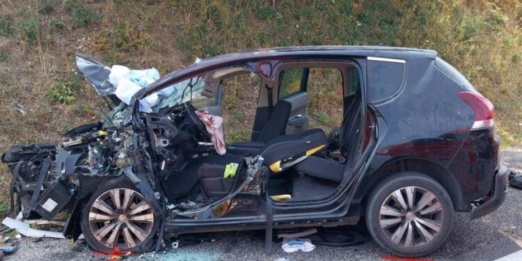 Estat en què va quedar el cotxe dels dos ferits greus. Foto: LDM.