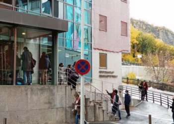 Temporers fan cua davant d'Immigració. Foto: Arxiu.