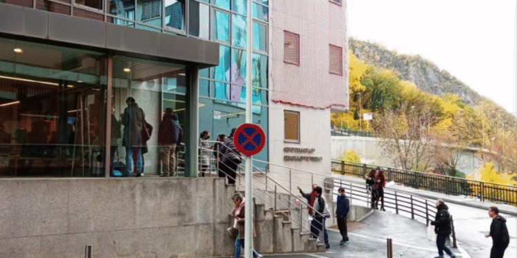 Temporers fan cua davant d'Immigració. Foto: Arxiu.