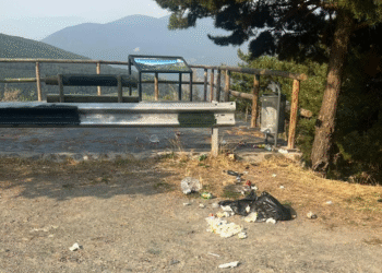 (Fotonotícia) Troben el mirador de la Peguera ple de deixalles