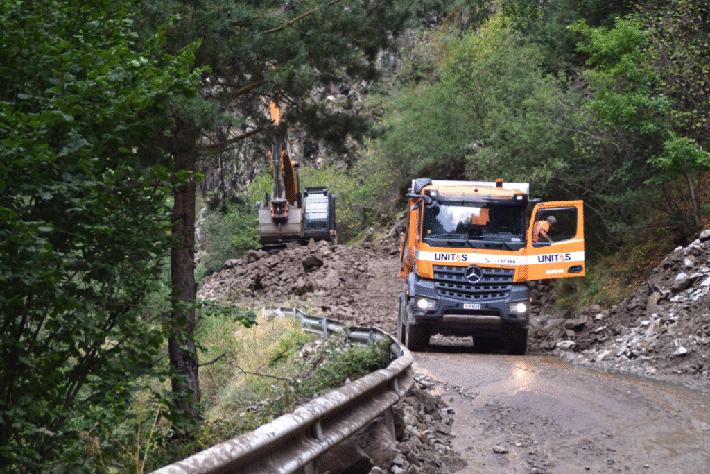 Operaris treballant a la carretera aquest dimecres a la tarda.