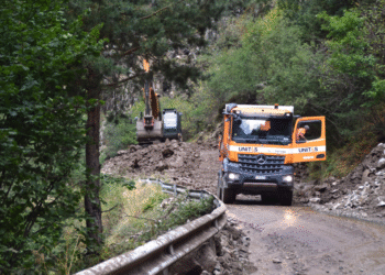 Operaris treballant a la carretera aquest dimecres a la tarda.