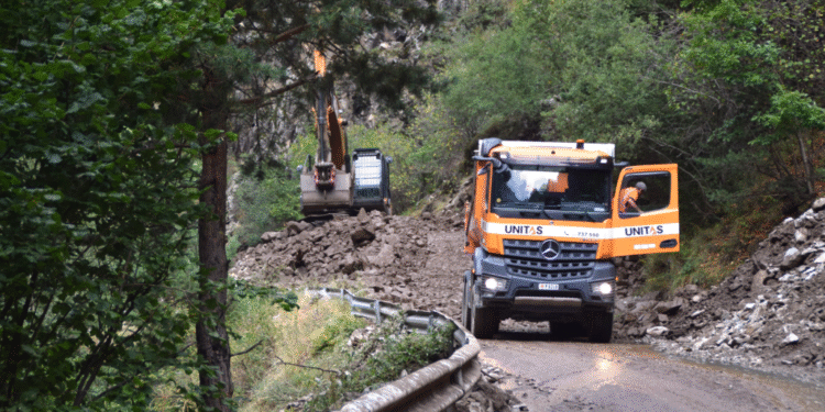 Operaris treballant a la carretera aquest dimecres a la tarda.