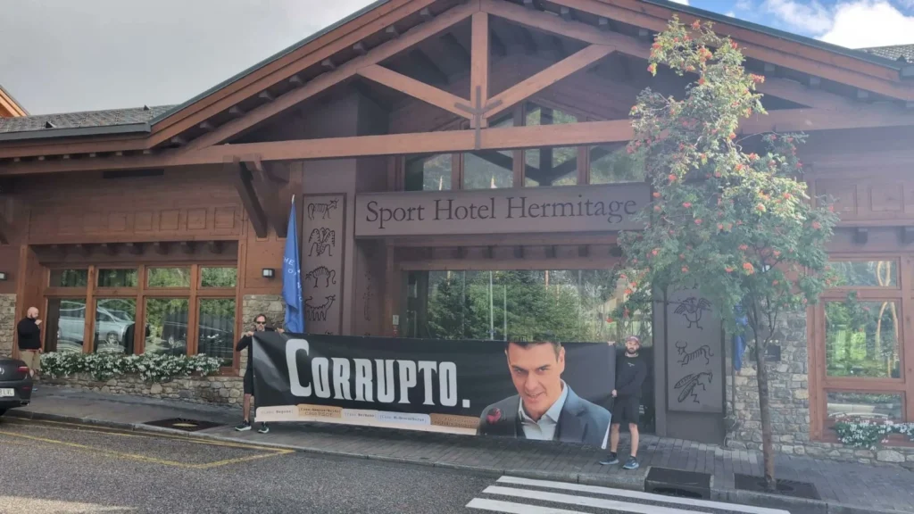 Pancarta contra Sánchez a Andorra.