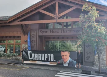 Pancarta contra Sánchez a Andorra.
