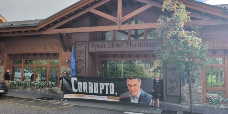 Pancarta contra Sánchez a Andorra.