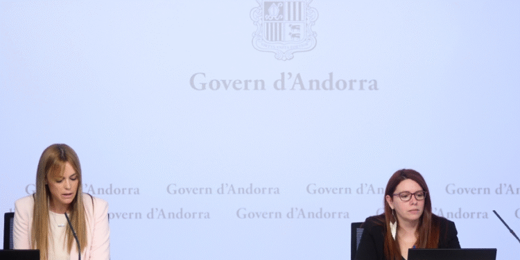 La secretària d’Estat d’Igualtat i Participació Ciutadana, Mariona Cadena, i la cap d’àrea de Polítiques d’Igualtat, Mireia Porras.