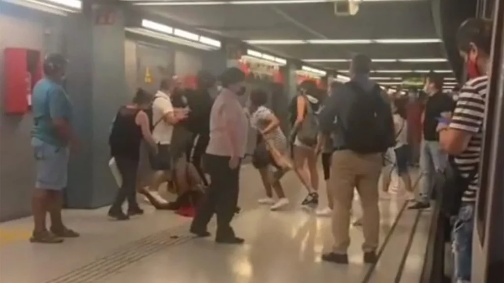 Baralla de joves magrebins al metro de Barcelona. Foto: Google.