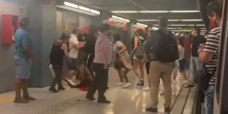 Baralla de joves magrebins al metro de Barcelona. Foto: Google.