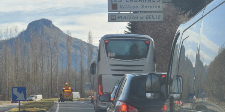Tallada la circulació entre França i Andorra per un accident múltiple a l’RN20