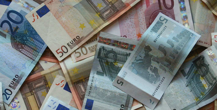 El salari medià creix un 4,8% i se situa en 2.139 euros