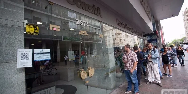 Clients fent cua davant d'una casa de canvi per recuperar els diners. Foto: Mar del Plata.