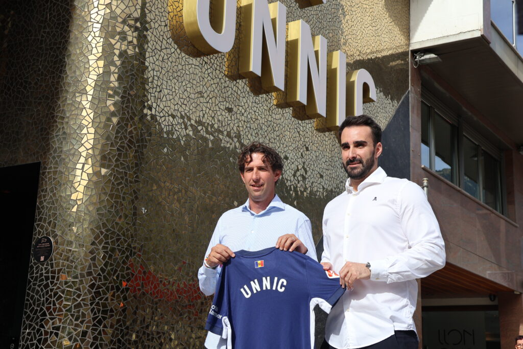 El director esportiu de l'FC Andorra, Jaume Nogués, i el director general del centre d'oci Unnic, José Fulgencio, amb la samarreta que ofereix el club a l'entitat pel conveni. Foto: ANA.
