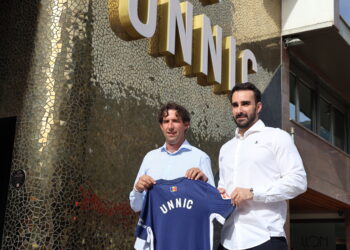 El director esportiu de l'FC Andorra, Jaume Nogués, i el director general del centre d'oci Unnic, José Fulgencio, amb la samarreta que ofereix el club a l'entitat pel conveni. Foto: ANA.