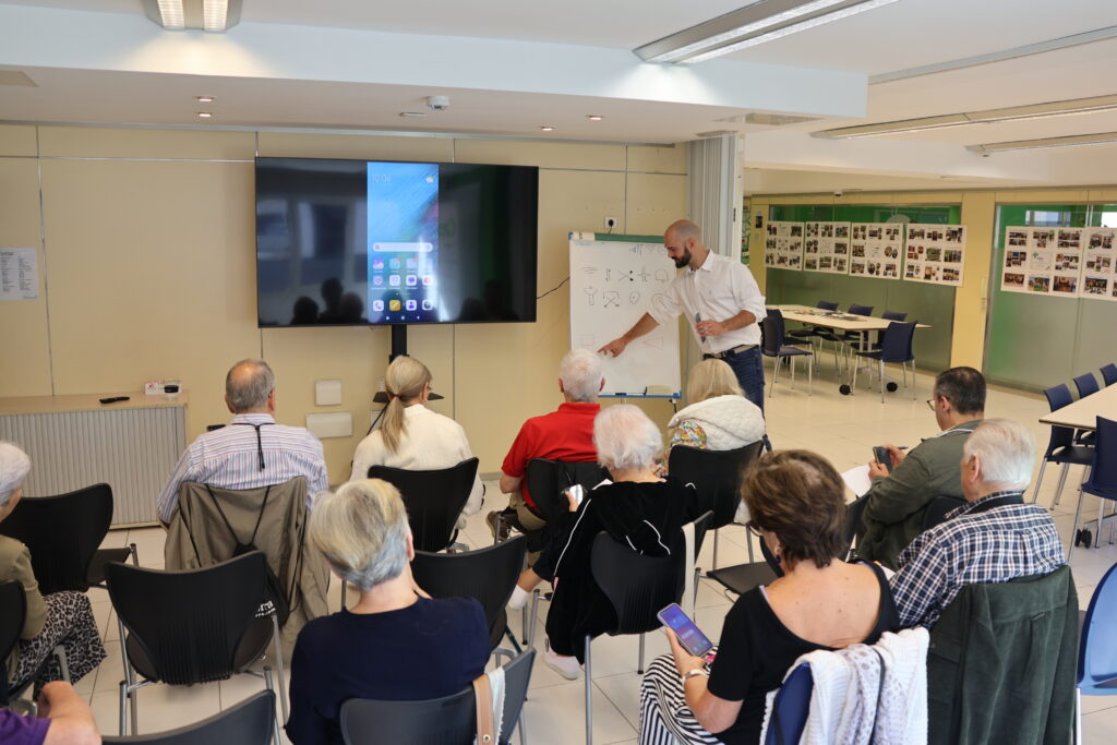 Un moment del primer taller amb els telèfons mòbils. Foto: E.M.
